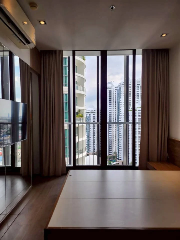 Urgent sale!! Park 24 Origin Phrom Phong Condo, high floor studio unit with beautiful views and full amenities. Ready to move in! Reserve now!!