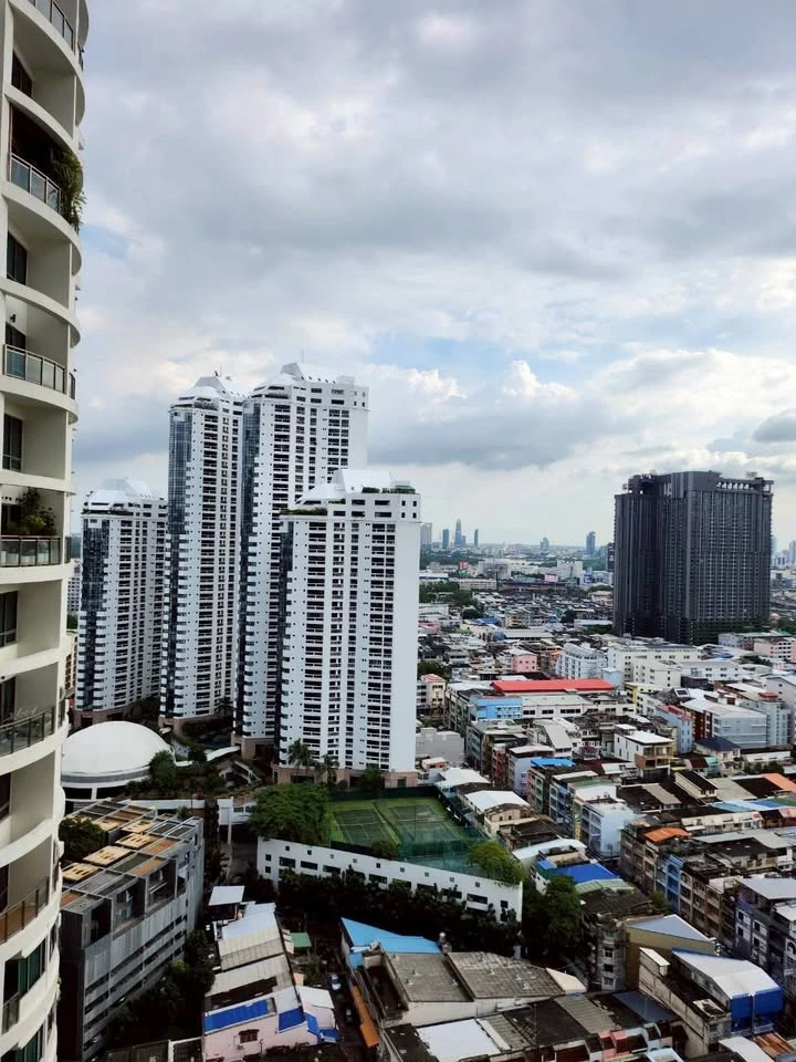 Urgent sale!! Park 24 Origin Phrom Phong Condo, high floor studio unit with beautiful views and full amenities. Ready to move in! Reserve now!!