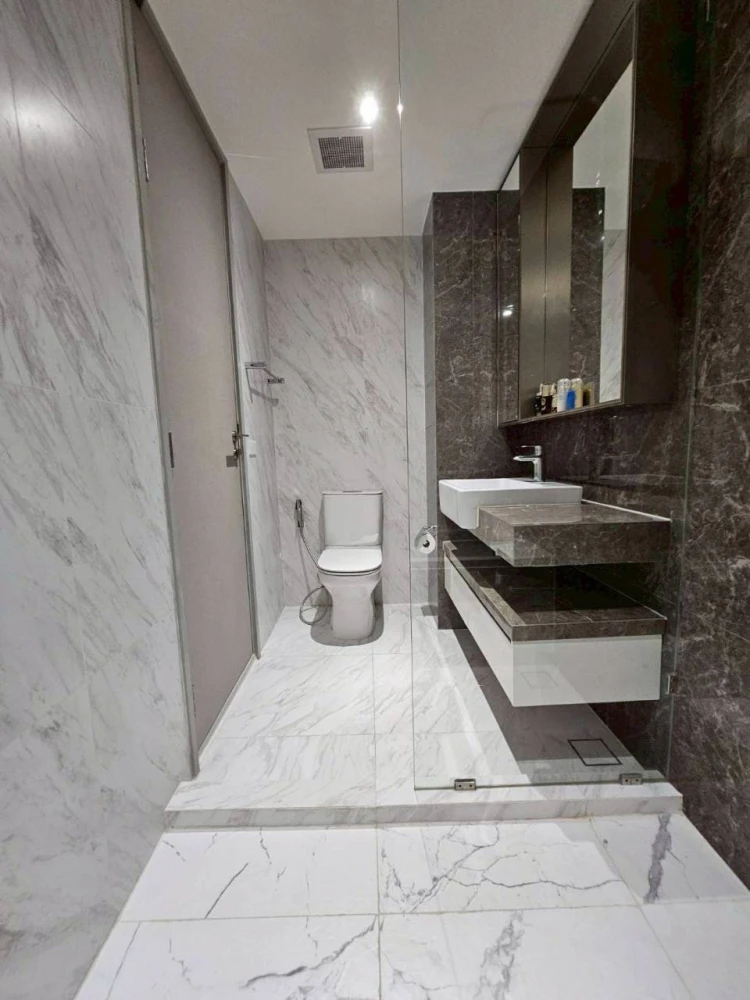 Urgent sale!! Finn Asoke Condo, 3rd floor, Building B, fully furnished, ready to move in. Don't wait! Reserve now!!