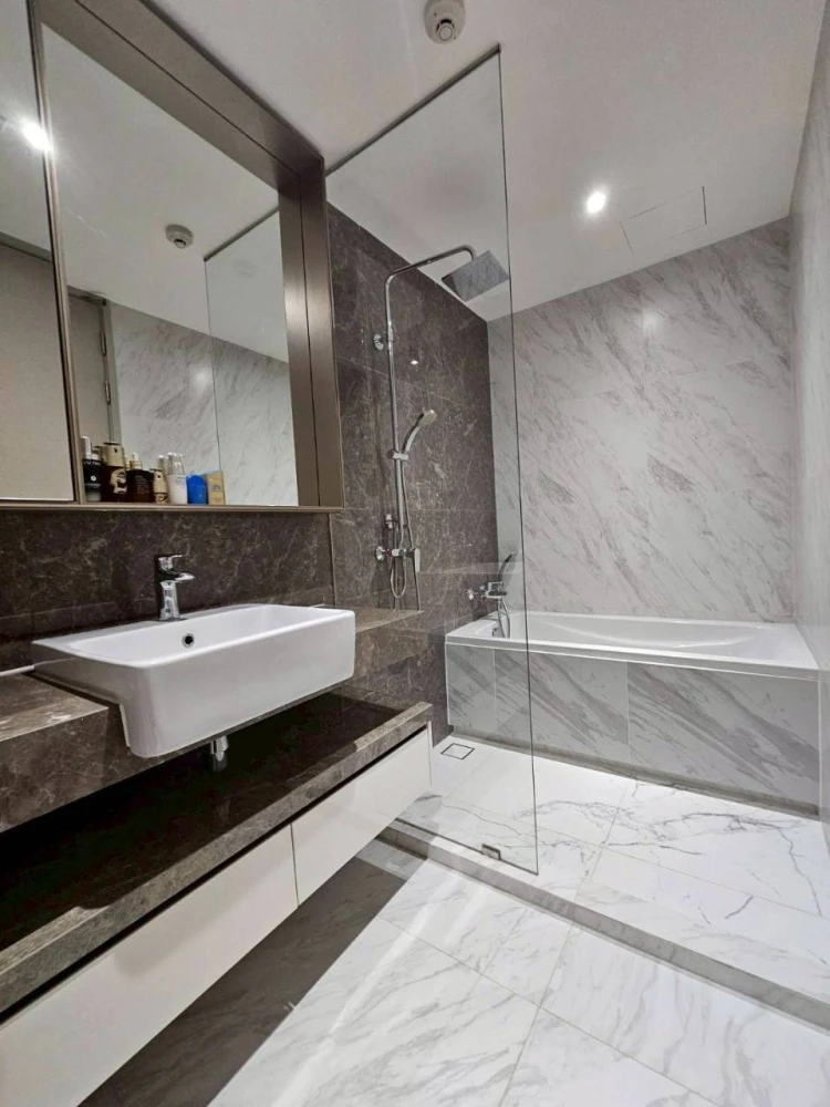 Urgent sale!! Finn Asoke Condo, 3rd floor, Building B, fully furnished, ready to move in. Don't wait! Reserve now!!