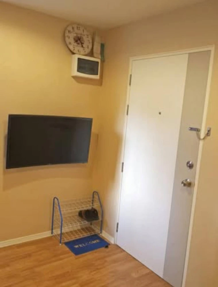 Urgent sale! Lumpini Mix Condo Theparak - Srinakarin, room with good wallpaper, reasonable price, buy now!