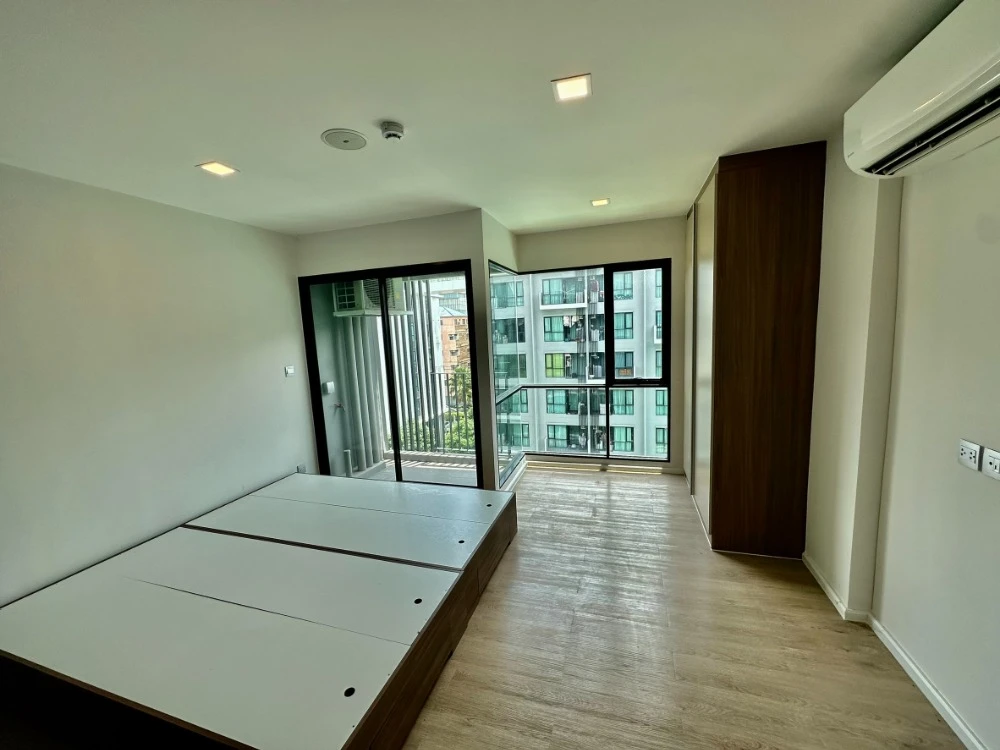 Urgent sale!! Condo Cave Town Shift, 6th floor, Building D, swimming pool view, fully furnished, just bring your bags and move in, don't miss out!! images