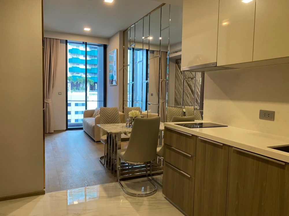 Urgent sale, Celes Asoke condo, beautiful floor plan, golden location, suitable for investment