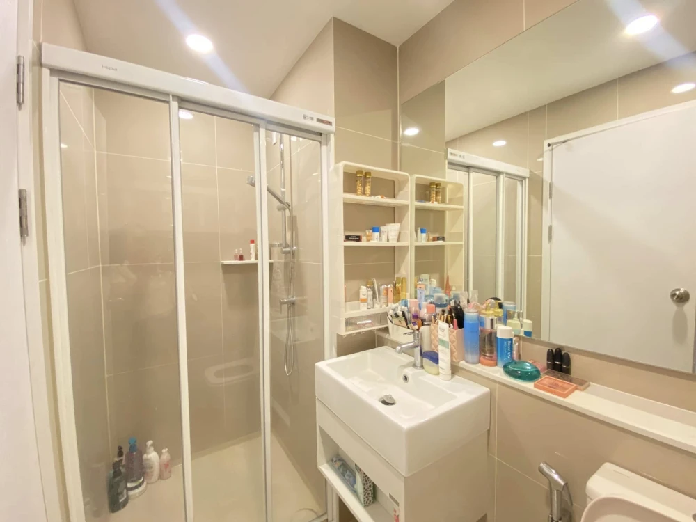 Urgent sale!! Condo Denim Chatuchak, 17th floor, BTS and swimming pool view, beautiful room, fully furnished, good price, don't miss it!!