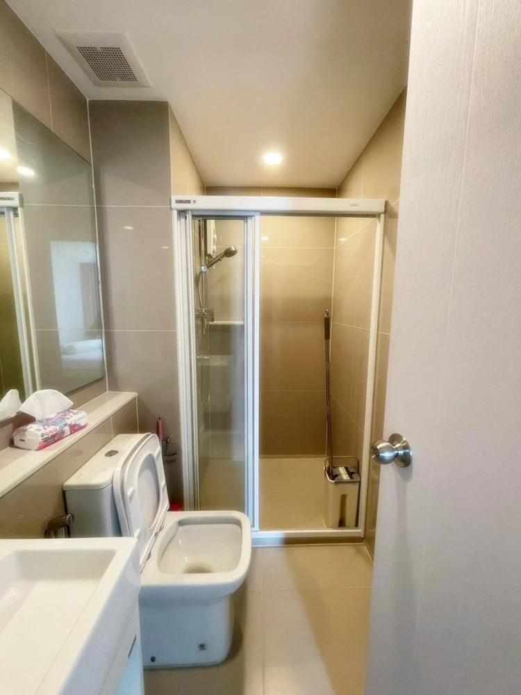 Urgent sale!! Condo Denim Chatuchak, 20th floor, Building A, decorated in Muji style, very livable, fully furnished, ready to move in, don't miss out!