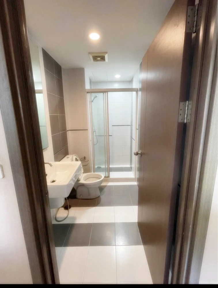 Urgent sale!! Condo The Base Sukhumvit 77, 22nd floor, Building A, beautiful room, convenient transportation, ready to move in, don't miss it!!