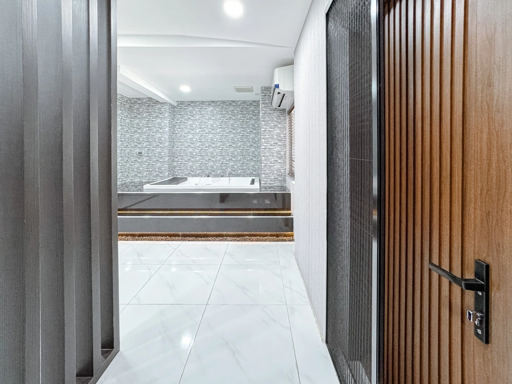 Condo for sale, The Kris 3, Ratchada 17, prime location, modern functions, get out of the car and step right into the room, very private + full Jacuzz