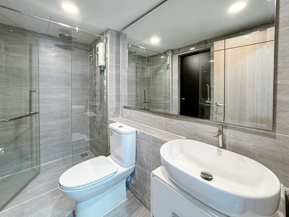Condo for sale, The Kris 3, Ratchada 17, prime location, modern functions, get out of the car and step right into the room, very private + full Jacuzz