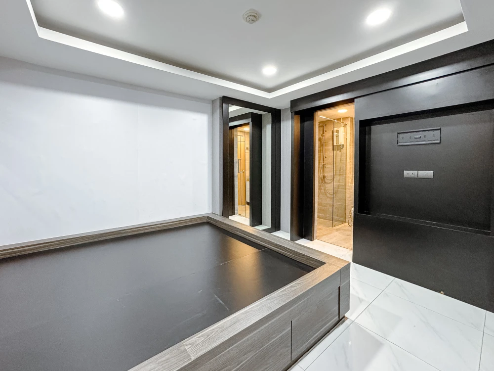 Condo for sale, The Kris 3, Ratchada 17, prime location, modern functions, get out of the car and step right into the room, very private + full Jacuzz
