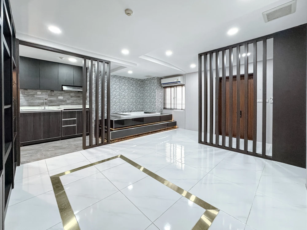 Condo for sale, The Kris 3, Ratchada 17, prime location, modern functions, get out of the car and step right into the room, very private + full Jacuzz