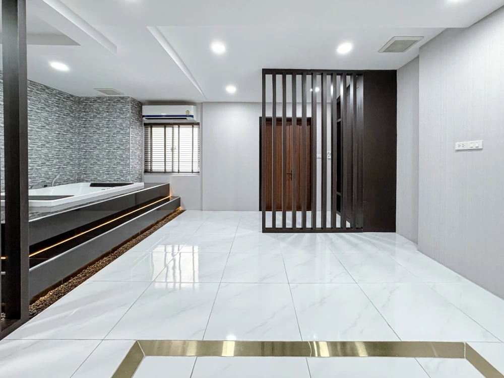 Condo for sale, The Kris 3, Ratchada 17, prime location, modern functions, get out of the car and step right into the room, very private + full Jacuzz