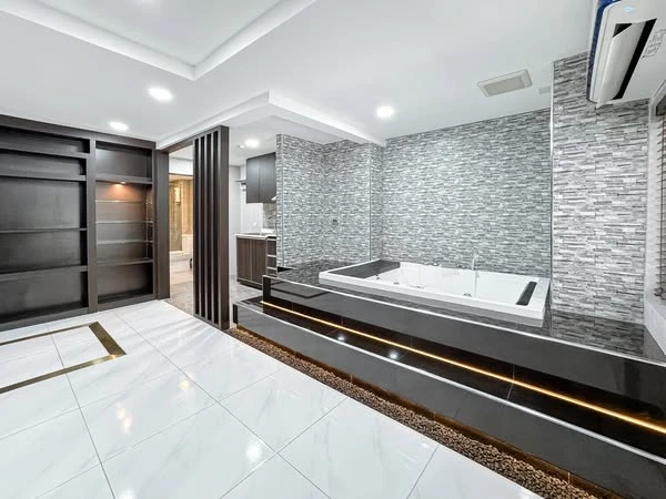 Condo for sale, The Kris 3, Ratchada 17, prime location, modern functions, get out of the car and step right into the room, very private + full Jacuzz