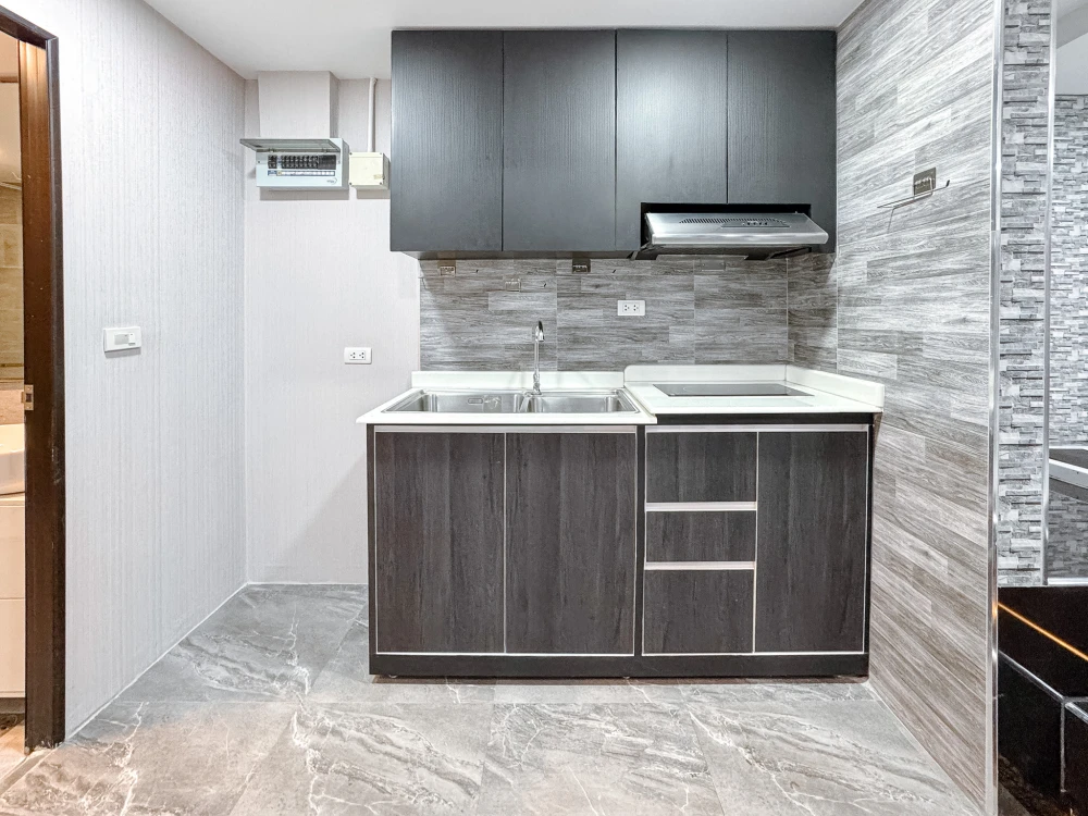 Condo for sale, The Kris 3, Ratchada 17, prime location, modern functions, get out of the car and step right into the room, very private + full Jacuzz