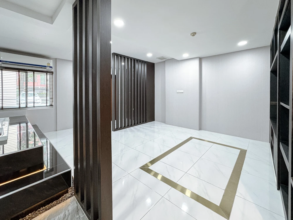 Condo for sale, The Kris 3, Ratchada 17, prime location, modern functions, get out of the car and step right into the room, very private + full Jacuzz