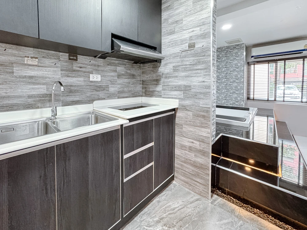 Condo for sale, The Kris 3, Ratchada 17, prime location, modern functions, get out of the car and step right into the room, very private + full Jacuzz