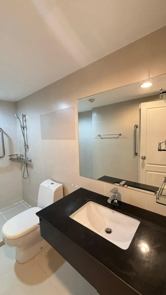 Urgent sale! Condo Belle Grand Rama 9, empty room, not too expensive. Room decorating lovers, don't miss out!
