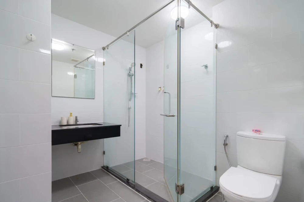 Condo for sale in Pela Wutthakat. Beautifully decorated room with a soothing white tone. Affordable price. Come and own it today!