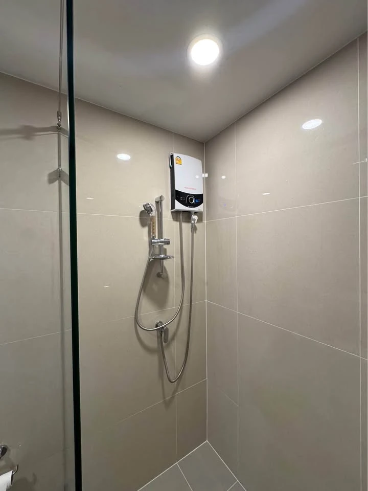 Urgent sale, Condo Flexi Sathorn - Charoen Nakhon, empty room, not expensive price, those who like to decorate rooms should not miss this.