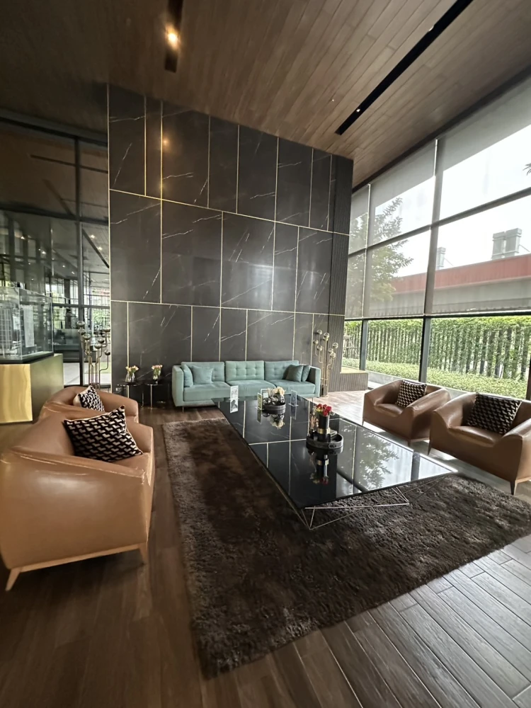 For Sale or Rent Urgent!! Metris Rama 9-Ramkhamhaeng Condo, 5th floor, fully furnished. Just bring your bags and move in! Don't miss out!!