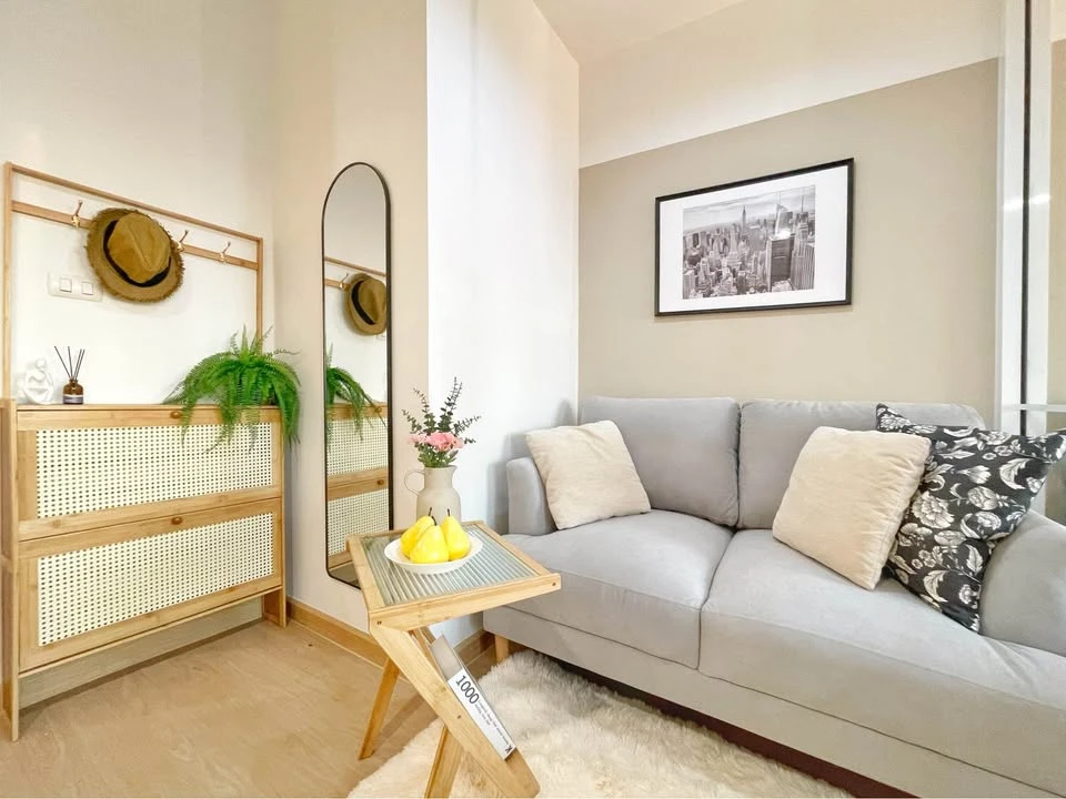 Urgent Sale!! Iris Avenue On Nut - Wongwaen Condo, 5th Floor, Building 5. Beautiful unit, super livable, great price! Don't miss out!!