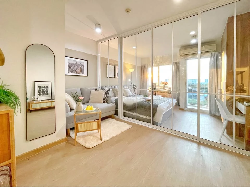 Urgent Sale!! Iris Avenue On Nut - Wongwaen Condo, 5th Floor, Building 5. Beautiful unit, super livable, great price! Don't miss out!!