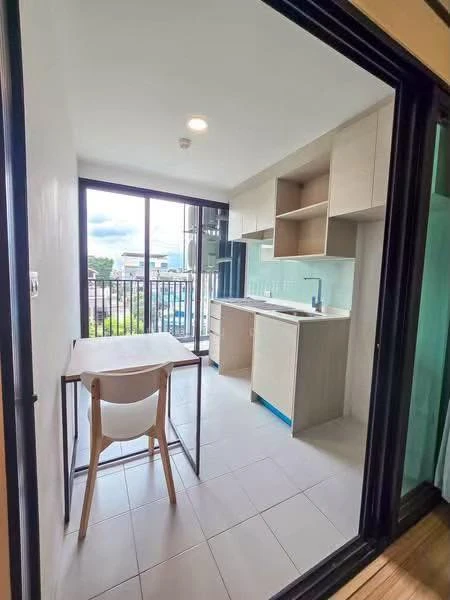 Urgent sale! Chewathai Hallmark Ladprao-Chokchai 4 condo. Large, comfortable unit with ample living space. Book now!