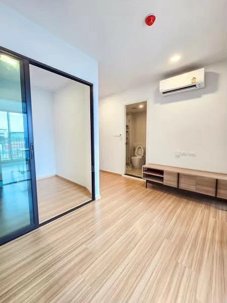 Urgent sale! Chewathai Hallmark Ladprao-Chokchai 4 condo. Large, comfortable unit with ample living space. Book now!