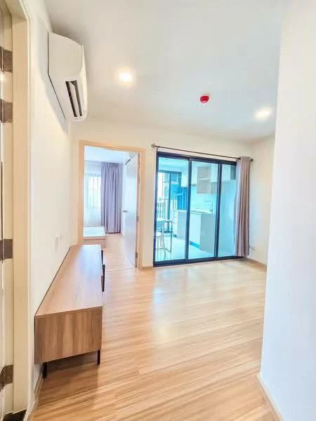 Urgent sale! Chewathai Hallmark Ladprao-Chokchai 4 condo. Large, comfortable unit with ample living space. Book now!