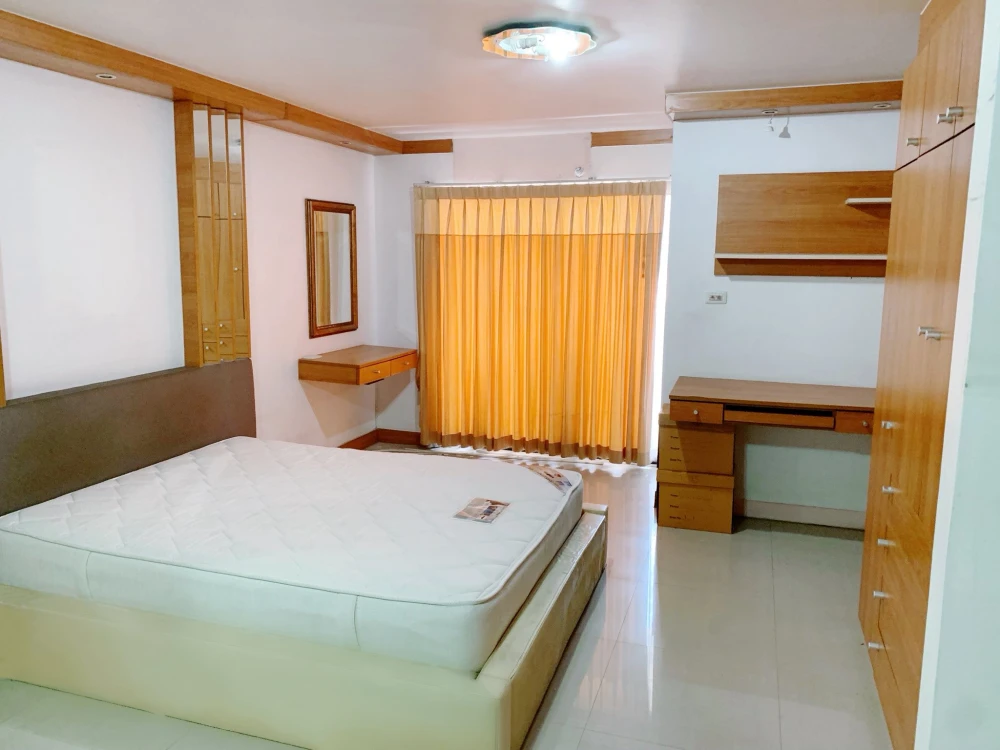 Urgent sale! Champs Elysees Condo, Tiwanon-Srisaman. Spacious room, lots of usable space, reasonable price. Hurry and reserve now. Don't miss out!