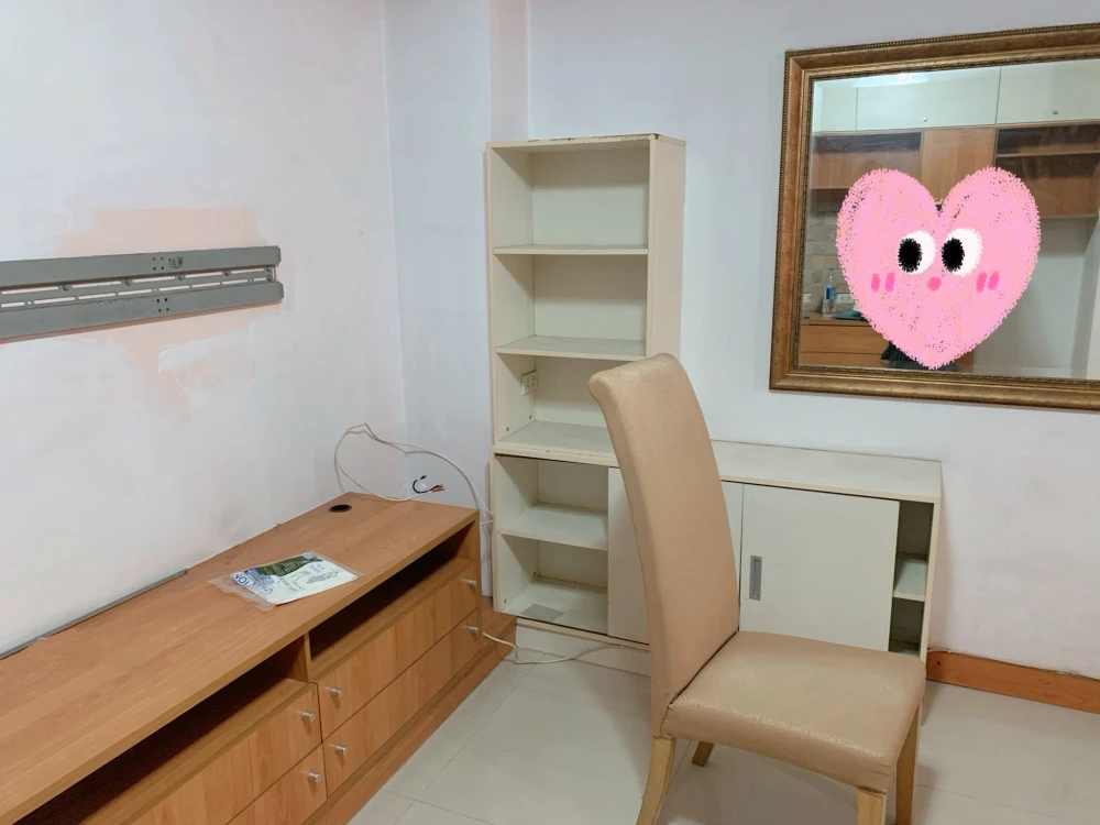 Urgent sale! Champs Elysees Condo, Tiwanon-Srisaman. Spacious room, lots of usable space, reasonable price. Hurry and reserve now. Don't miss out!