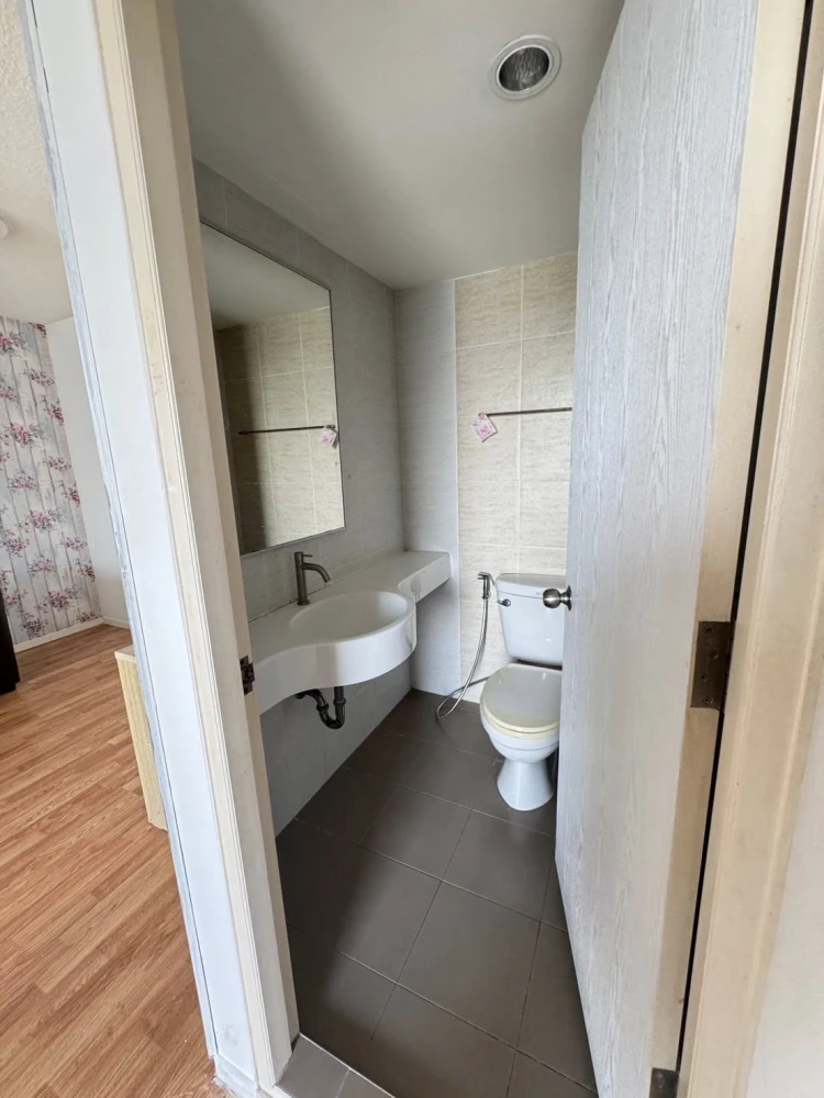 Urgent sale! Lumpini Condo, On Nut, Lat Krabang. 2 rooms, well separated. Great price. Don't miss it, you'll regret it later.