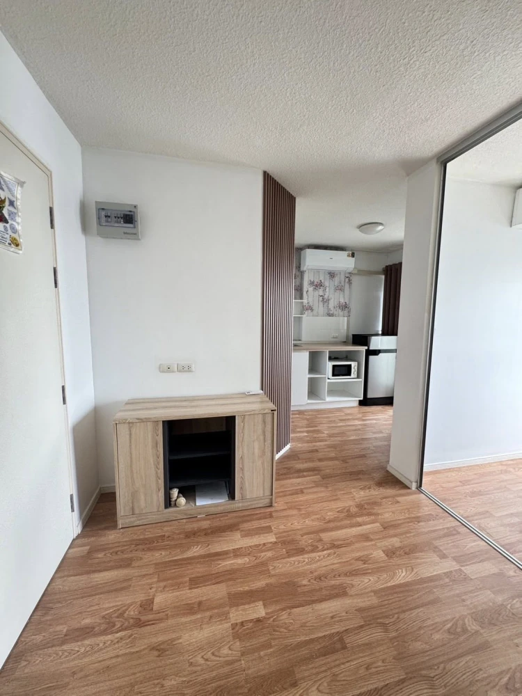 Urgent sale! Lumpini Condo, On Nut, Lat Krabang. 2 rooms, well separated. Great price. Don't miss it, you'll regret it later.