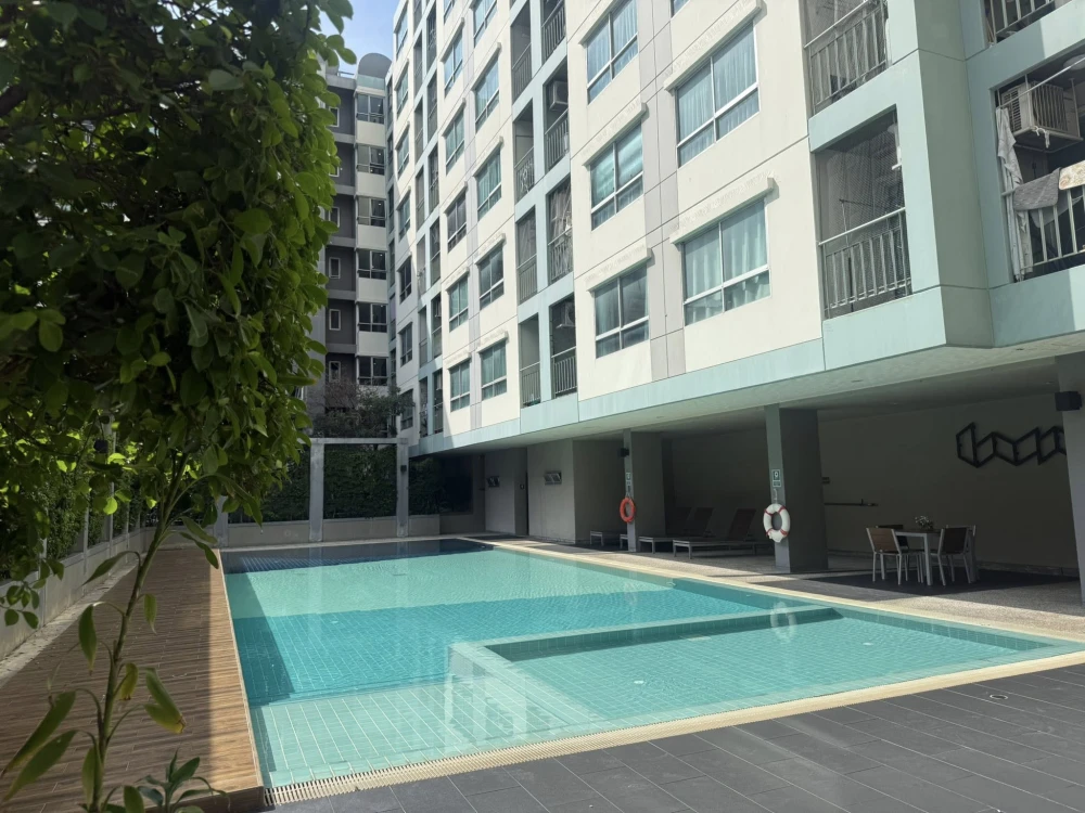 Urgent sale! Lumpini Condo, On Nut, Lat Krabang. 2 rooms, well separated. Great price. Don't miss it, you'll regret it later.
