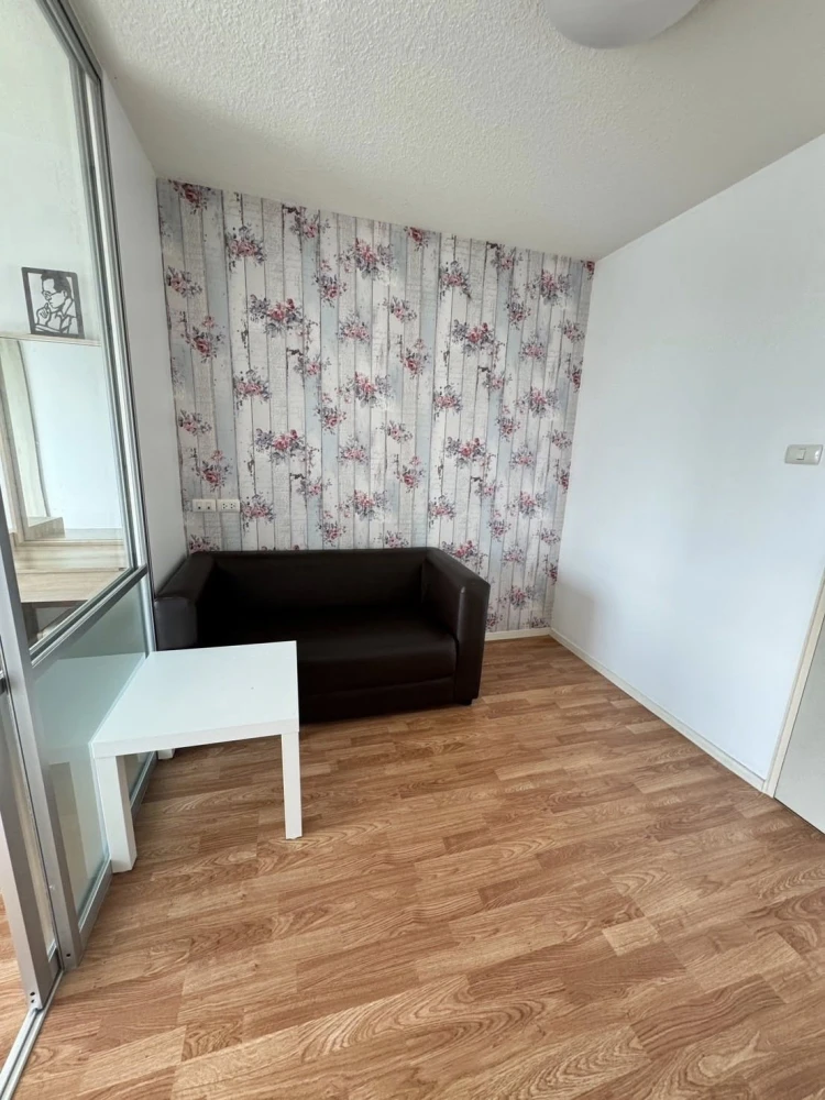 Urgent sale! Lumpini Condo, On Nut, Lat Krabang. 2 rooms, well separated. Great price. Don't miss it, you'll regret it later.
