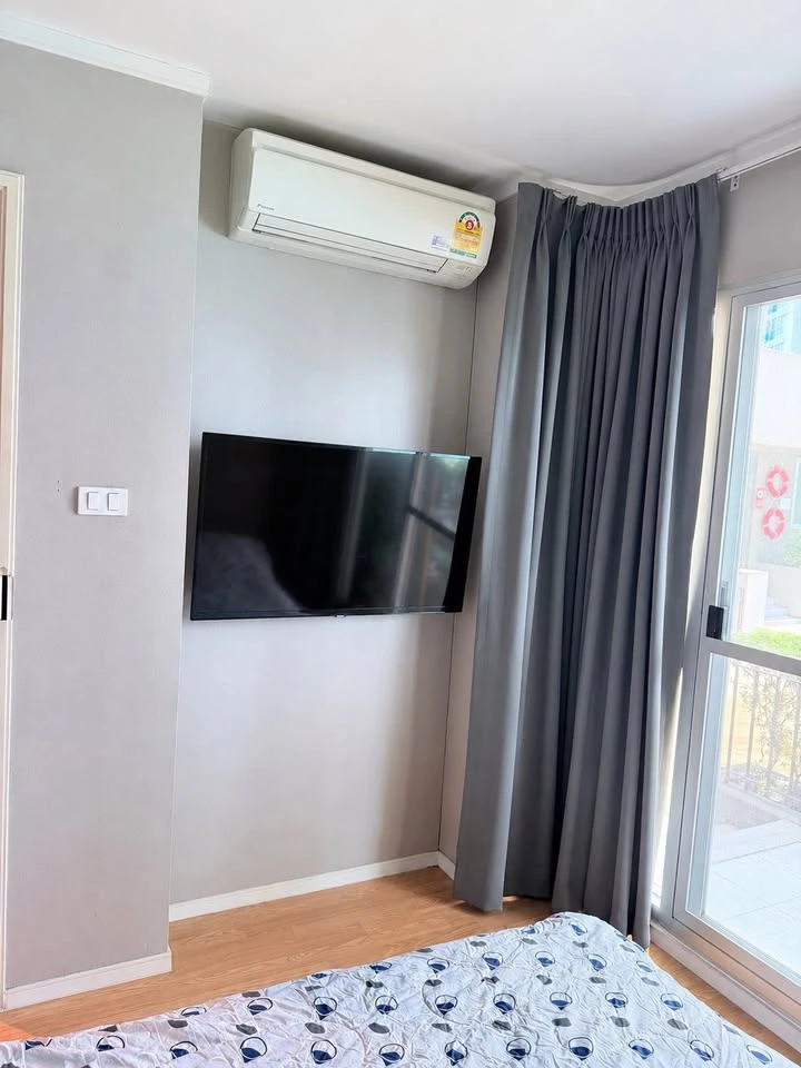 Urgent sale! Lumpini Place Srinakarin-Hua Mak condo. Large, comfortable unit with ample living space. Grab yours now!