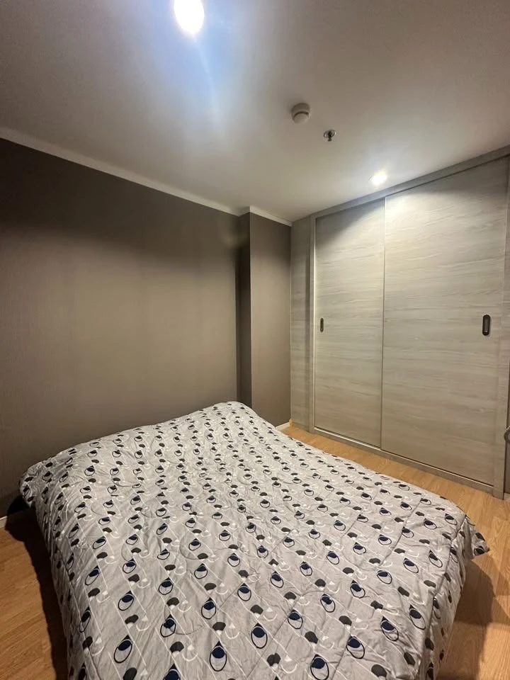 Urgent sale! Lumpini Place Srinakarin-Hua Mak condo. Large, comfortable unit with ample living space. Grab yours now!