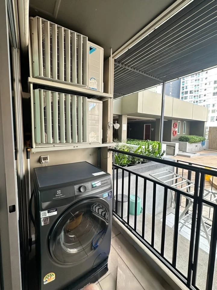 Urgent sale! Lumpini Place Srinakarin-Hua Mak condo. Large, comfortable unit with ample living space. Grab yours now!