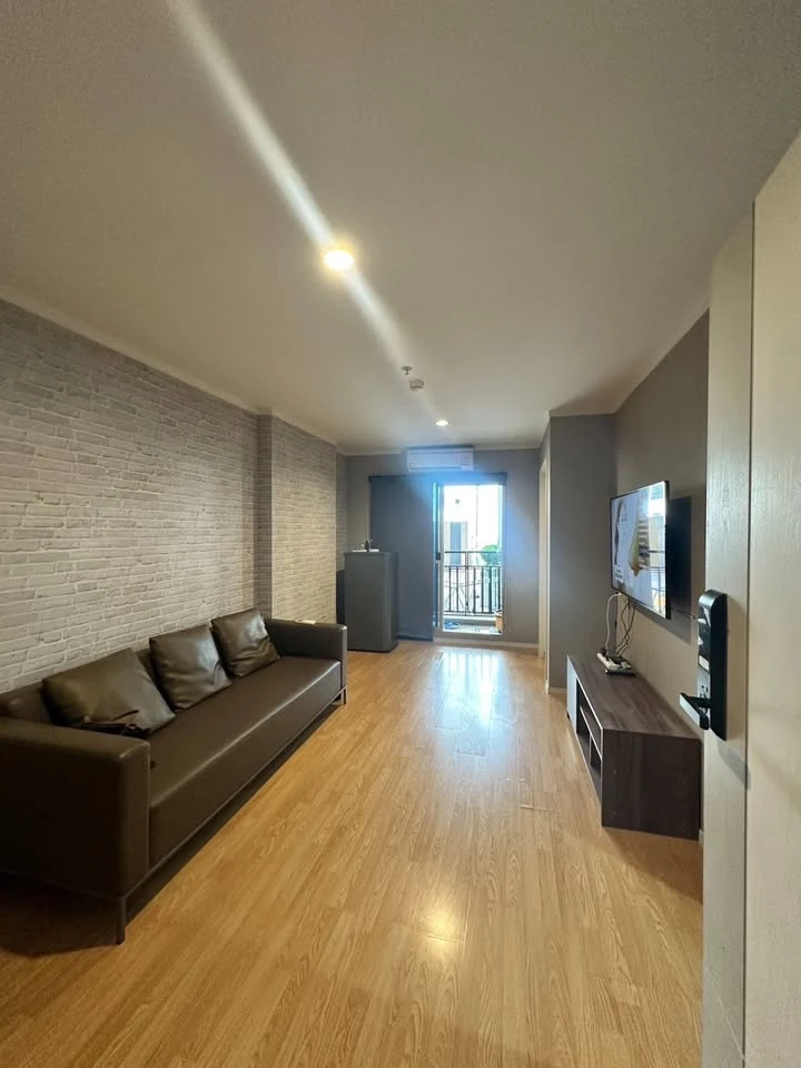 Urgent sale! Lumpini Place Srinakarin-Hua Mak condo. Large, comfortable unit with ample living space. Grab yours now!