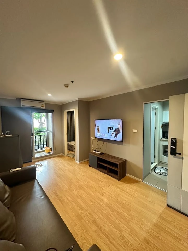 Urgent sale! Lumpini Place Srinakarin-Hua Mak condo. Large, comfortable unit with ample living space. Grab yours now!
