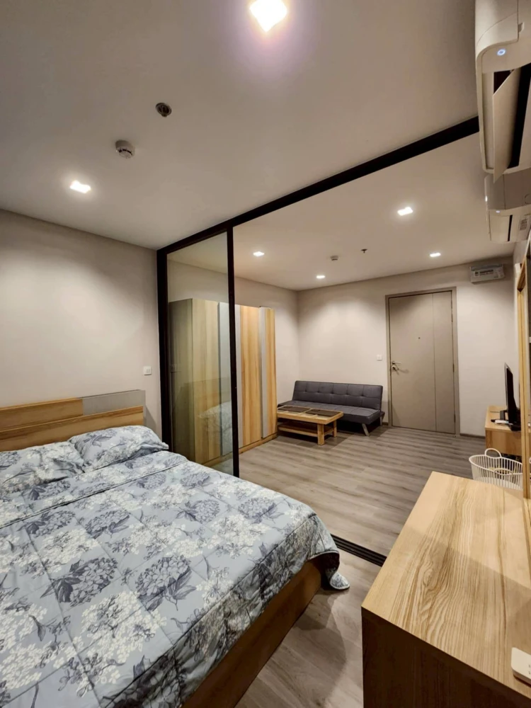 Urgent sale! Condo The Politan Rive, 51st floor, river view, with built-in furniture. Come and reserve now. Don't delay!