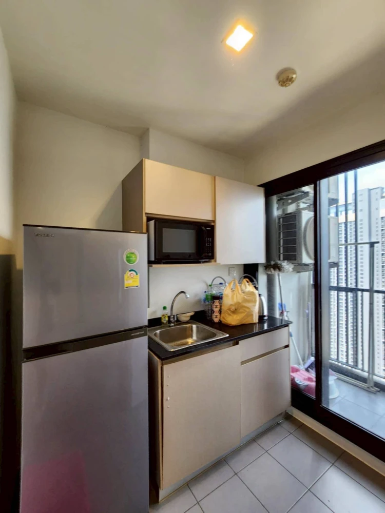 Urgent sale! Condo The Politan Rive, 51st floor, river view, with built-in furniture. Come and reserve now. Don't delay!
