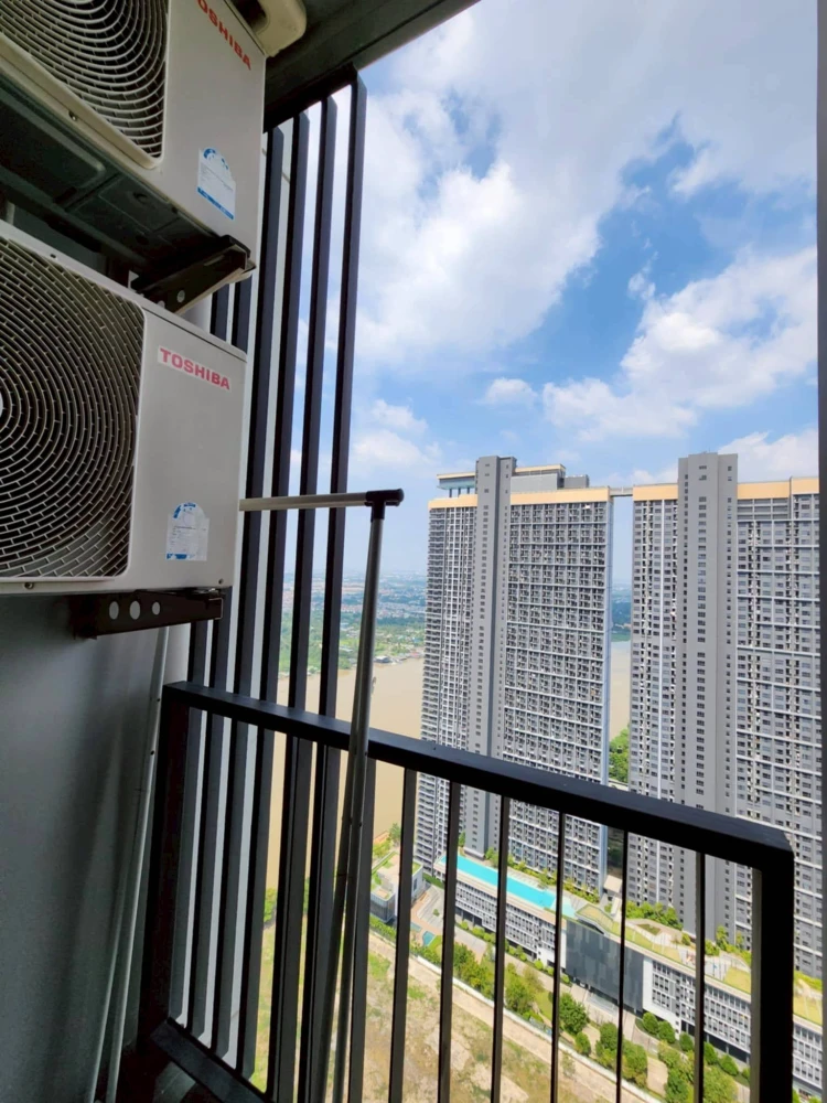 Urgent sale! Condo The Politan Rive, 51st floor, river view, with built-in furniture. Come and reserve now. Don't delay!