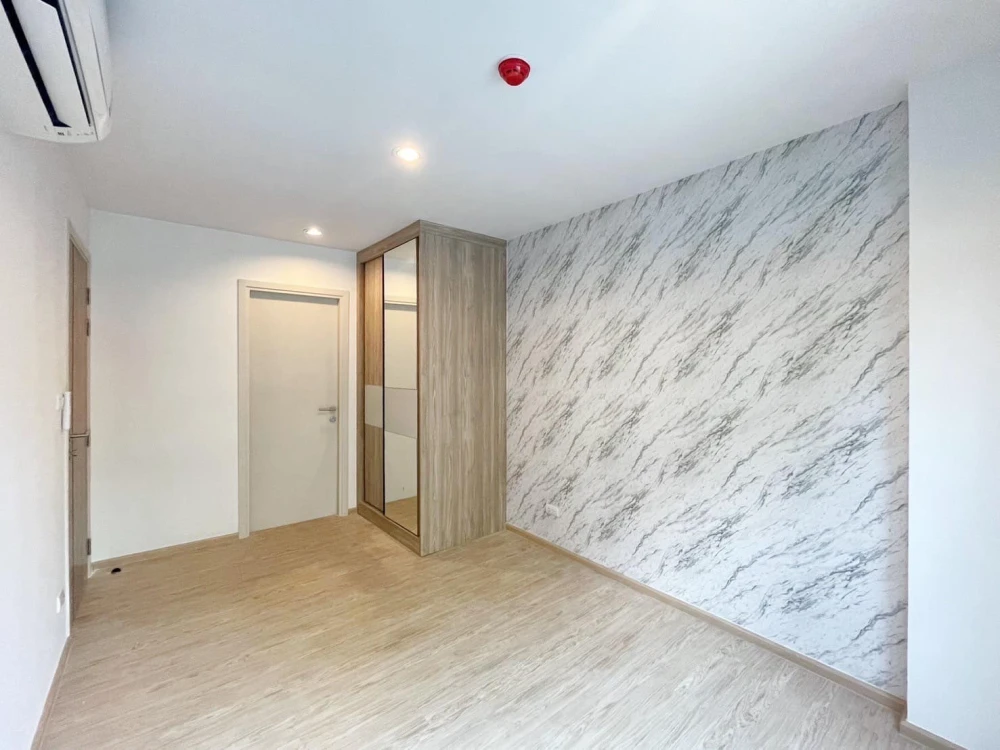 Urgent sale, The Excel Hideaway Sukhumvit 50, pool view room, nice price, you must hurry to reserve.