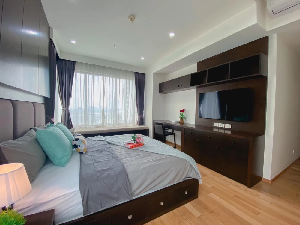 Urgent sale!! The Emporio Place, 23rd floor, beautifully decorated, built-in furniture. High view, don't wait, book now!!