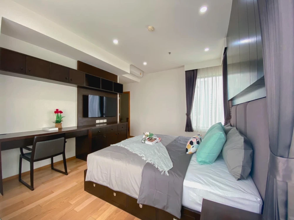 Urgent sale!! The Emporio Place, 23rd floor, beautifully decorated, built-in furniture. High view, don't wait, book now!!