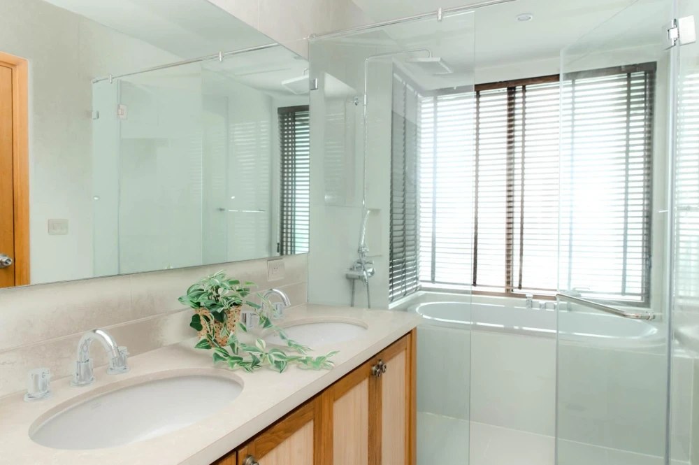 Urgent sale!! The Emporio Place, 23rd floor, beautifully decorated, built-in furniture. High view, don't wait, book now!!