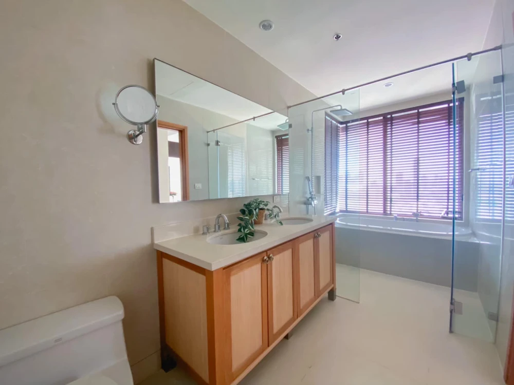 Urgent sale!! The Emporio Place, 23rd floor, beautifully decorated, built-in furniture. High view, don't wait, book now!!