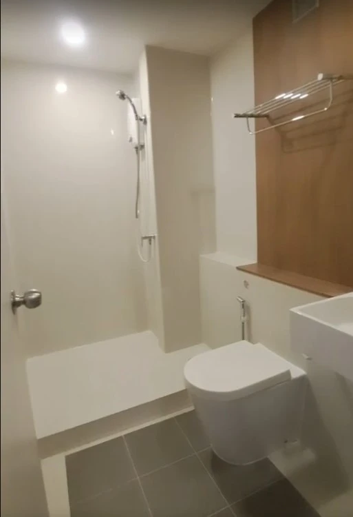 Urgent Sale!! Blossom Condo at Sathorn-Charoenrat, 2nd floor, Building A, beautiful unit, fully furnished, ready to move in immediately. Reserve now!!