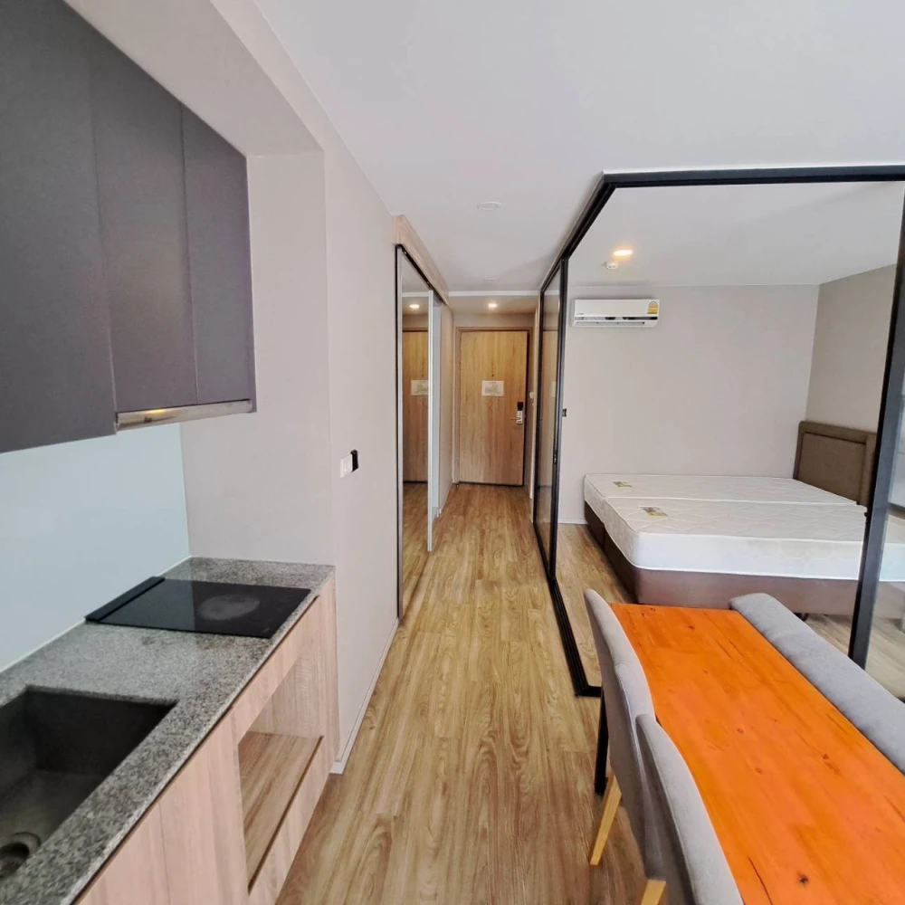 Urgent Sale!! Blossom Condo at Sathorn-Charoenrat, 5th floor, Building E, beautiful unit, fully furnished, ready to move in immediately. Reserve now!!