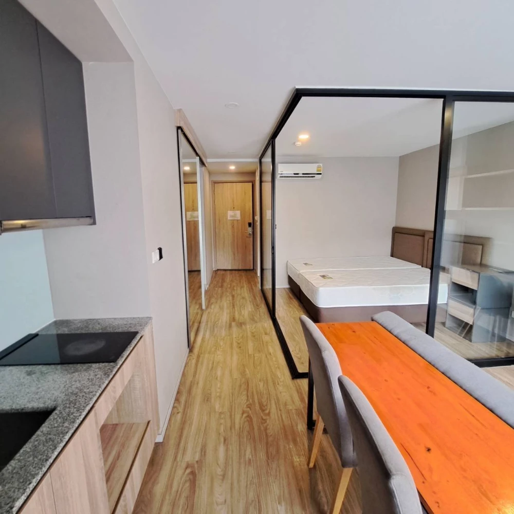 Urgent Sale!! Blossom Condo at Sathorn-Charoenrat, 5th floor, Building E, beautiful unit, fully furnished, ready to move in immediately. Reserve now!!